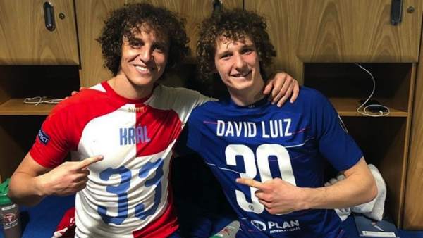 David Luiz y su doble, Alex Kral David Luiz y su doble, Alex Kral