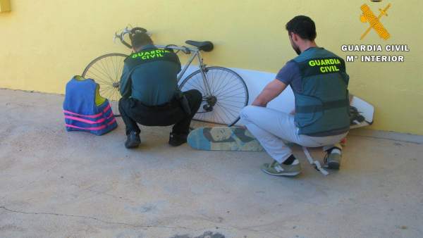 Almería.- Sucesos.- Detienen a los presuntos autores de un robo con escalo en una vivienda de Vícar Almería.- Sucesos.- Detienen a los presuntos autores de un robo con escalo en una vivienda de Vícar