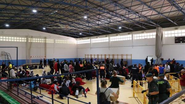 Inmigrantes en el polideportivo de Barbate Inmigrantes en el polideportivo de Barbate