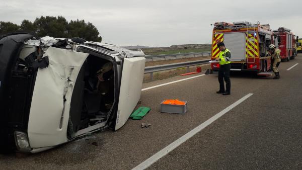 Zaragoza.- Sucesos.- Un herido al volcar una furgoneta en la AP-2, en el municipio de La Almolda Zaragoza.- Sucesos.- Un herido al volcar una furgoneta en la AP-2, en el municipio de La Almolda
