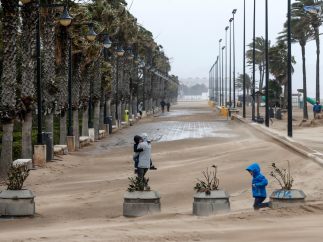 Paseo cubierto de arena en Valencia