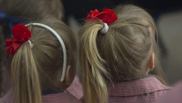 Dos niñas en el colegio. Dos niñas en el colegio.