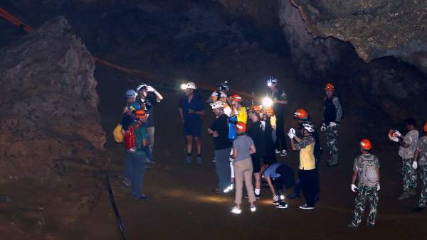 Erick Harris y Craig Challen en el interior de la cueva de la que rescataron a 12 niños y a su entrenador. Erick Harris y Craig Challen en el interior de la cueva de la que rescataron a 12 niños y a su entrenador.
