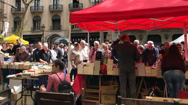 Libreros, floristas y panaderos encaran con optimismo el 'estallido de vida' de la Diada Libreros, floristas y panaderos encaran con optimismo el 'estallido de vida' de la Diada