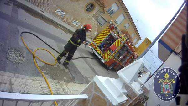 Sucesos.- Bomberos de Cartagena extinguen un incendio en una vivienda de Los Dolores Sucesos.- Bomberos de Cartagena extinguen un incendio en una vivienda de Los Dolores
