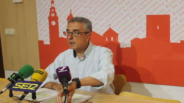 El alcalde de Lucena, Juan Pérez, en una rueda de prensa El alcalde de Lucena, Juan Pérez, en una rueda de prensa