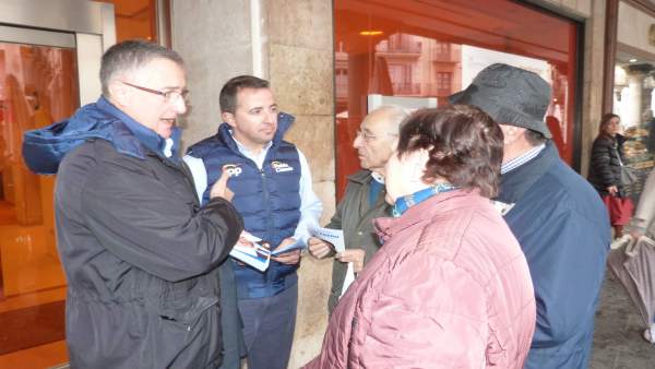 28A.- Los Candidatos Del PP En Teruel Reparten Un Documento Con Ocho Compromisos Por La Provincia 28A.- Los Candidatos Del PP En Teruel Reparten Un Documento Con Ocho Compromisos Por La Provincia