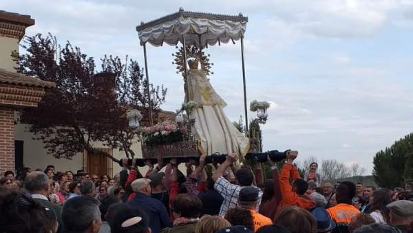 Miles de romeros se congregan el Lunes de Pascua para acompañar a la Virgen de Sacedón en Pedrajas (Valladolid) Miles de romeros se congregan el Lunes de Pascua para acompañar a la Virgen de Sacedón en Pedrajas (Valladolid)