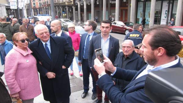 Borrell: 'Se empieza quemando los muñecos y no se sabe cómo se acaba' Borrell: 'Se empieza quemando los muñecos y no se sabe cómo se acaba'
