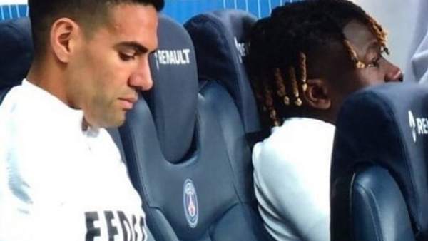 Falcao, con un aparato en el banquillo Falcao, con un aparato en el banquillo