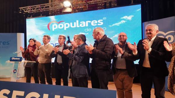 Alberto Nuñez Feijóo, Jaime de Olano y José Manuel Barreiro, entre otros, en un acto de campaña del PP en Lugo Alberto Nuñez Feijóo, Jaime de Olano y José Manuel Barreiro, entre otros, en un acto de campaña del PP en Lugo