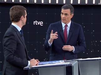Sánchez y Casado, en el debate de RTVE.