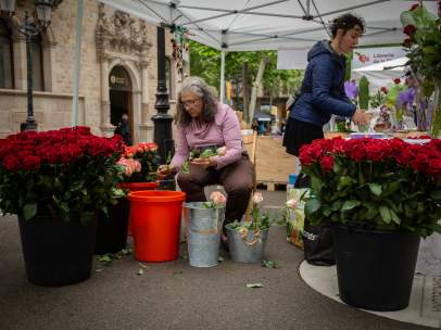 Floristas preparando las rosas para la Diada de Sant Jordi.