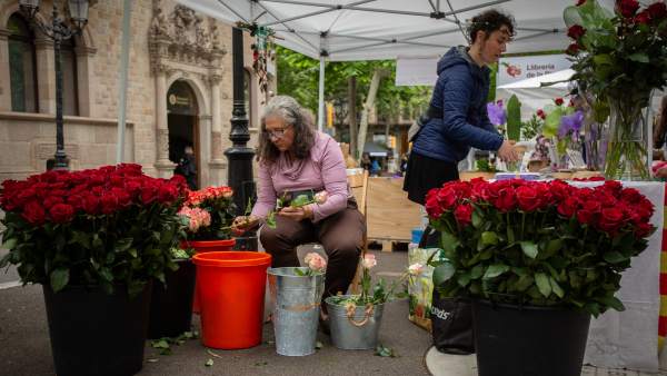Floristas preparando las rosas para la Diada de Sant Jordi. Floristas preparando las rosas para la Diada de Sant Jordi.