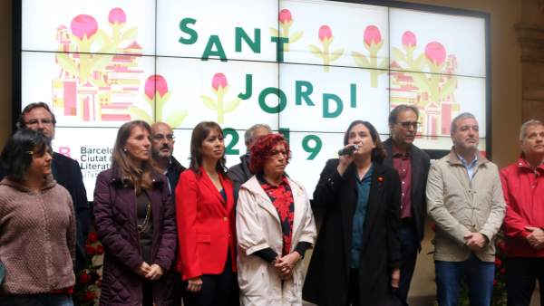 Ada Colau y representantes de formaciones políticas en el desayuno de Sant Jordi. Ada Colau y representantes de formaciones políticas en el desayuno de Sant Jordi.