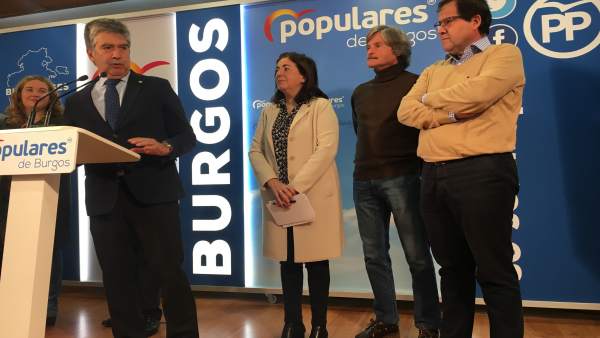 Cosidó pide una 'mayoría constitucional' en el Senado para evitar la fragmentación de España Cosidó pide una 'mayoría constitucional' en el Senado para evitar la fragmentación de España