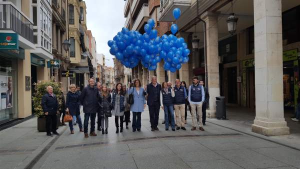 Ahí va una sobre agricultura y mi foto. Esteban González Pons recorre las calles de Palencia con los candidatos. Ahí va una sobre agricultura y mi foto. Esteban González Pons recorre las calles de Palencia con los candidatos.