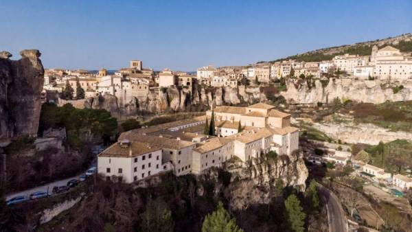 Economía.- (Corr) Paradores logra unos ingresos de 5,2 millones por alojamiento Semana Santa, la mejor cifra en 15 años Economía.- (Corr) Paradores logra unos ingresos de 5,2 millones por alojamiento Semana Santa, la mejor cifra en 15 años