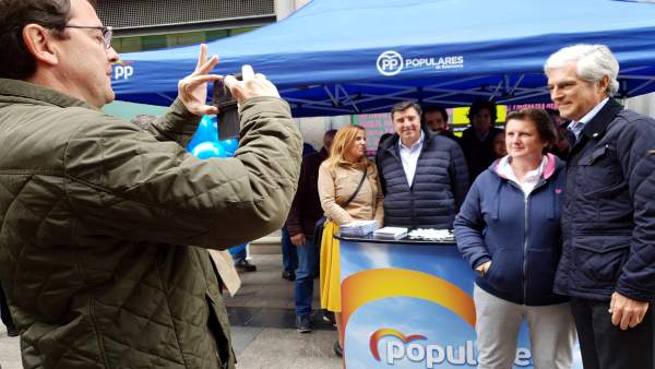 FOTO. FIRMA:EP. Fernández Mañueco hace una foto a Suárez Illana con una salmantina que se acercó a verle a la carpa elec FOTO. FIRMA:EP. Fernández Mañueco hace una foto a Suárez Illana con una salmantina que se acercó a verle a la carpa elec