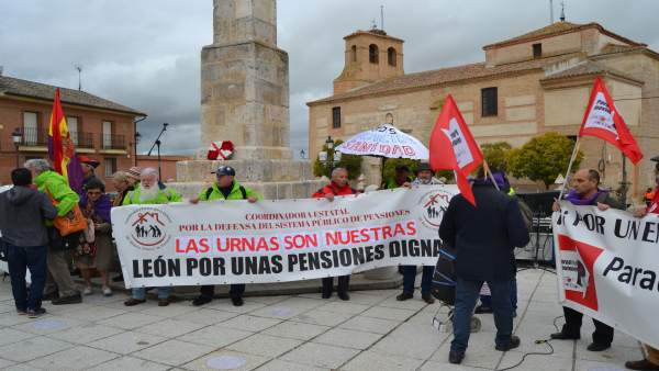 Día CyL.- Reivindicaciones de diferente signo ponen la nota de color a un Villalar frío y lluvioso Día CyL.- Reivindicaciones de diferente signo ponen la nota de color a un Villalar frío y lluvioso
