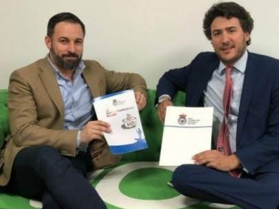 Santiago Abascal, líder de Vox, y Ángel López Marever, presidente de la Real Federación Española de Caza.