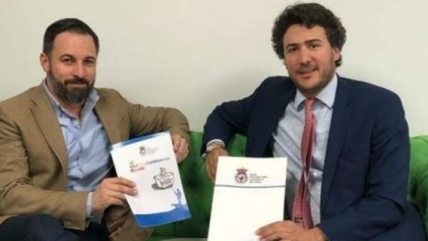 Santiago Abascal, líder de Vox, y Ángel López Marever, presidente de la Real Federación Española de Caza. Santiago Abascal, líder de Vox, y Ángel López Marever, presidente de la Real Federación Española de Caza.