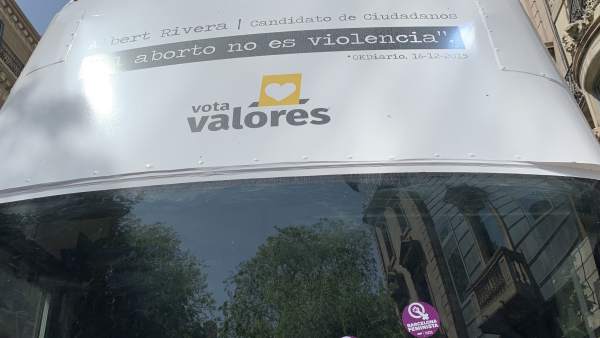 La CUP para el autobús de Hazte Oír en Barcelona y los Mossos identifican a uno de sus candidatos. La CUP para el autobús de Hazte Oír en Barcelona y los Mossos identifican a uno de sus candidatos.