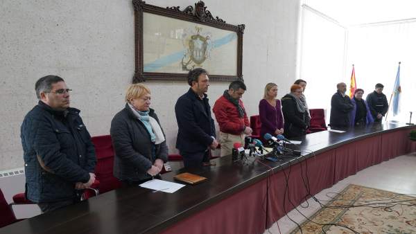 El Ayuntamiento de Pontecesures (Pontevedra) guarda un minuto de silencio por la muerte de una pareja de gallegos en Sry Lanka El Ayuntamiento de Pontecesures (Pontevedra) guarda un minuto de silencio por la muerte de una pareja de gallegos en Sry Lanka
