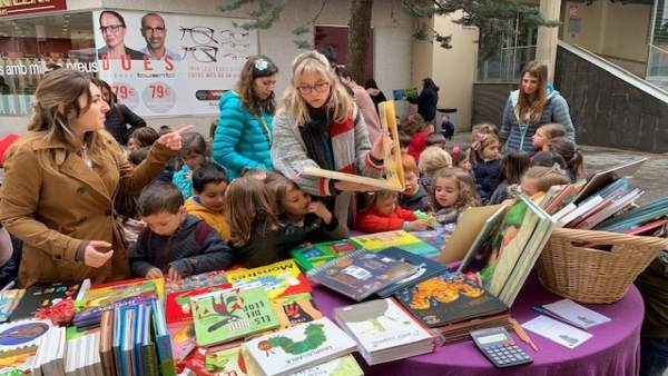 Sant Jordi.- 'Sóc més de l'Oest', del Sr Postu, entre los libros más vendidos en Lleida Sant Jordi.- 'Sóc més de l'Oest', del Sr Postu, entre los libros más vendidos en Lleida