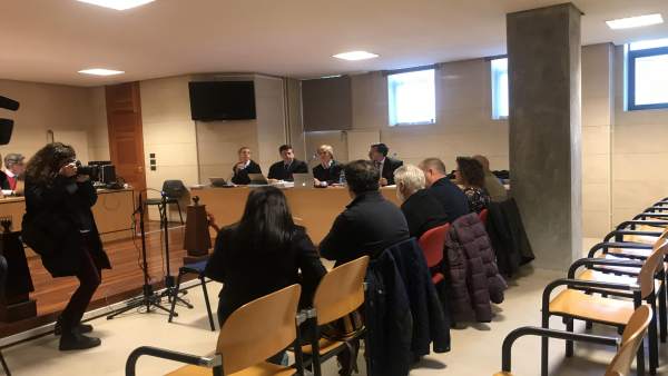 La defensa de los acusados en el caso Mahía cree 'intolerablemente genéricos' los cargos y la acusación ve 'obstrucción' La defensa de los acusados en el caso Mahía cree 'intolerablemente genéricos' los cargos y la acusación ve 'obstrucción'