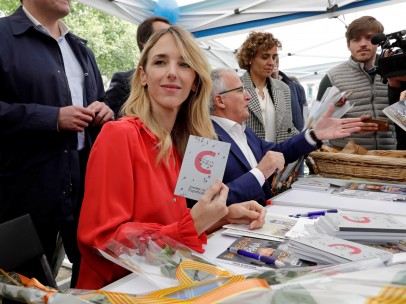 Cayetana Álvarez de Toledo firma ejemplares de la Constitución