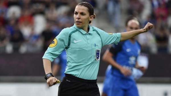 La árbitro francesa Stéphanie Frappart La árbitro francesa Stéphanie Frappart