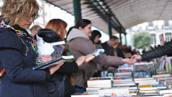 El Gremio de Libreros destaca la 'gran afluencia de público' a los puestos de la plaza de España de Valladolid El Gremio de Libreros destaca la 'gran afluencia de público' a los puestos de la plaza de España de Valladolid