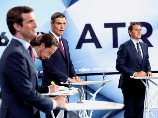 Los candidatos, durante el debate