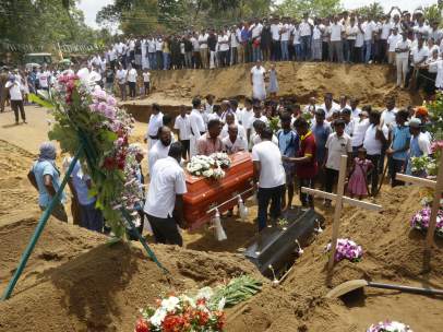 Entierro de varias de las víctimas de los atentados en Sri Lanka