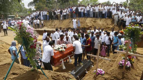 Entierro de varias de las víctimas de los atentados en Sri Lanka Entierro de varias de las víctimas de los atentados en Sri Lanka