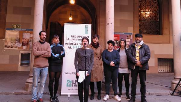 Miembros y portavoz de la ILP Universitats. Miembros y portavoz de la ILP Universitats.
