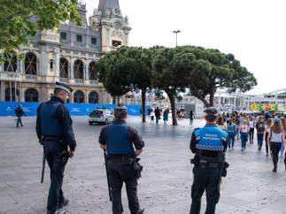 Dispositivo permanente de Guàrdia Urbana y Policía Portuaria en el Port de Barcelona para erradicar el 'top manta'.