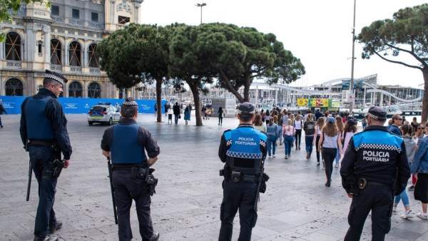 Dispositivo permanente de Guàrdia Urbana y Policía Portuaria en el Port de Barcelona para erradicar el 'top manta'. Dispositivo permanente de Guàrdia Urbana y Policía Portuaria en el Port de Barcelona para erradicar el 'top manta'.