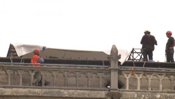 Protegiendo Notre Dame Protegiendo Notre Dame