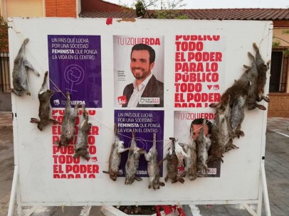 Conejos muertos en los carteles de Unidas Podemos