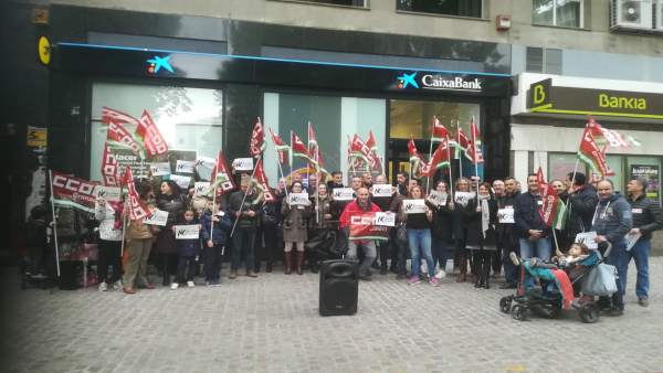 Granada.- Concentración ante una oficina de Caixabank en protesta por las condiciones del ERE de la entidad Granada.- Concentración ante una oficina de Caixabank en protesta por las condiciones del ERE de la entidad