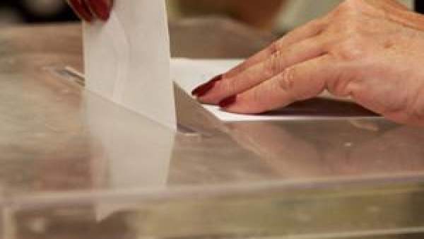 Listas de confluencia competirán en una veintena de ayuntamientos el 26M, pero se 'salvan' A Coruña, Santiago y Vigo Listas de confluencia competirán en una veintena de ayuntamientos el 26M, pero se 'salvan' A Coruña, Santiago y Vigo