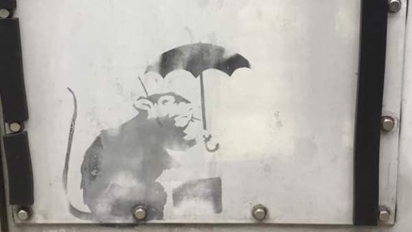 Grafiti, posiblemente de Banksy, compartido en Facebook por la gobernadora de Tokio, Yuriko Koike. Grafiti, posiblemente de Banksy, compartido en Facebook por la gobernadora de Tokio, Yuriko Koike.