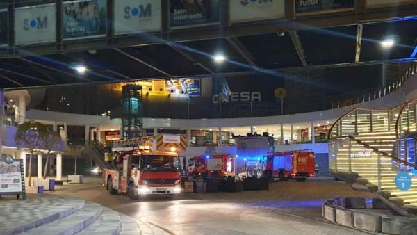 Bomberos en el centro comercial Multiespai de Sant Andreu. Bomberos en el centro comercial Multiespai de Sant Andreu.