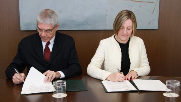 La Generalitat i Renfe signen el conveni per a la integració dels títols de Rodalia en la Targeta Móbilis La Generalitat i Renfe signen el conveni per a la integració dels títols de Rodalia en la Targeta Móbilis