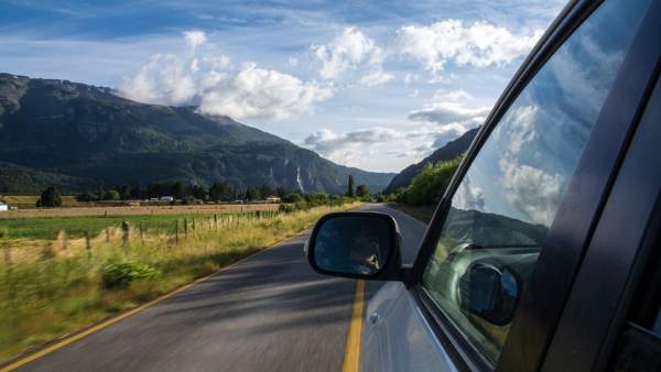 El peligro del efecto pantalla al volante: qué es y cómo evitarlo El peligro del efecto pantalla al volante: qué es y cómo evitarlo