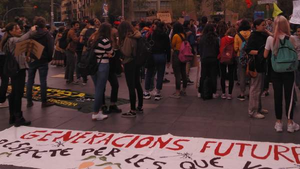 Estudiantes durante la concentración en la Plaza Universidad. Estudiantes durante la concentración en la Plaza Universidad.