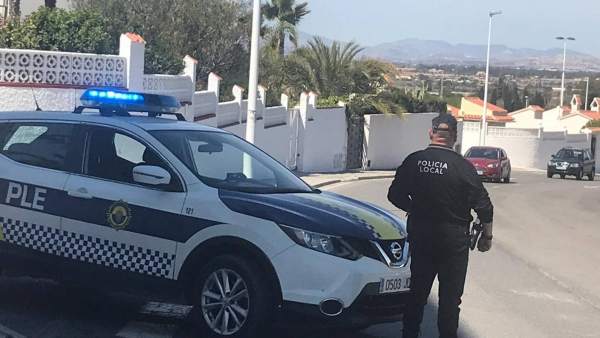 Localitzen a Elx un menor de 13 anys conduint un cotxe amb els seus pares dins Localitzen a Elx un menor de 13 anys conduint un cotxe amb els seus pares dins
