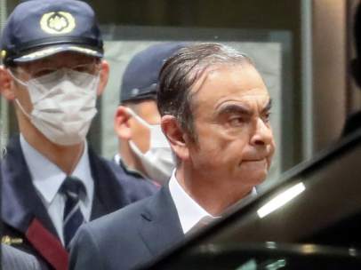El expresidente de Nissan Motor Carlos Ghosn abandona el centro de reclusión tras quedar en libertad bajo fianza.